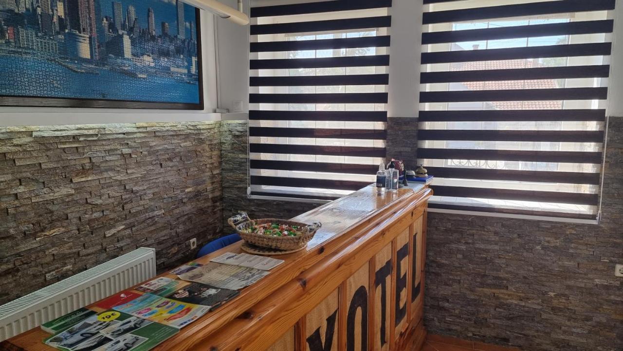 Guest House Luxotel Zrenjanin Bagian luar foto
