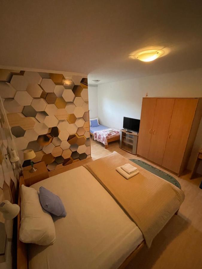 Guest House Luxotel Zrenjanin Bagian luar foto