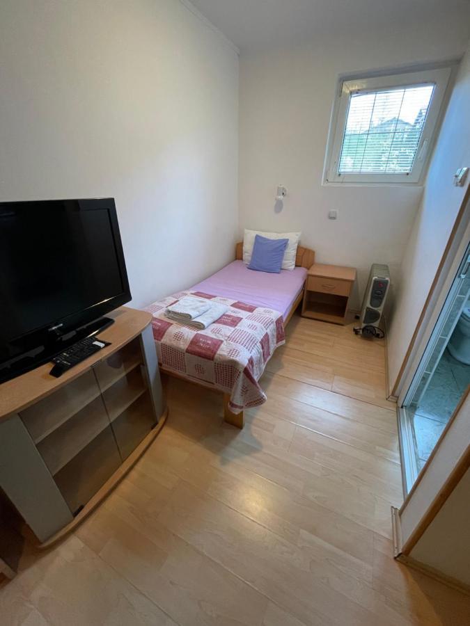 Guest House Luxotel Zrenjanin Bagian luar foto