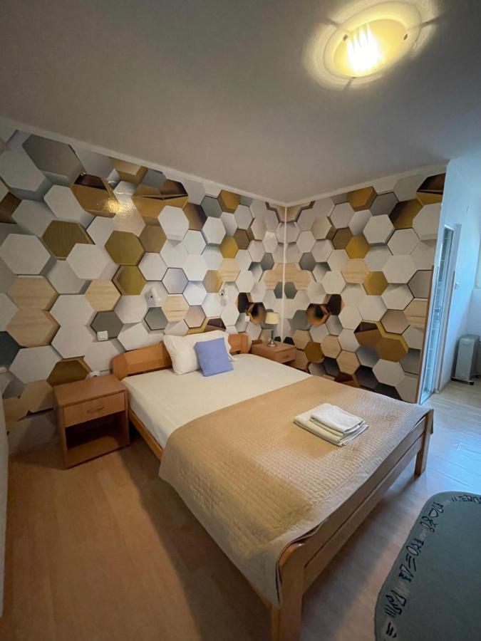 Guest House Luxotel Zrenjanin Bagian luar foto
