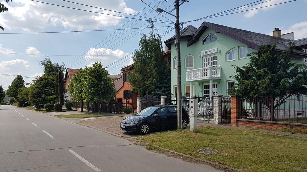 Guest House Luxotel Zrenjanin Bagian luar foto