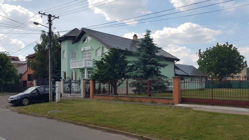 Guest House Luxotel Zrenjanin Bagian luar foto