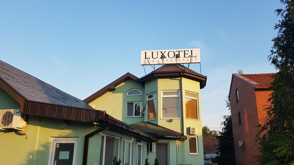 Guest House Luxotel Zrenjanin Bagian luar foto